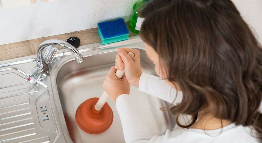 Comment déboucher une canalisation : 10 trucs et astuces !