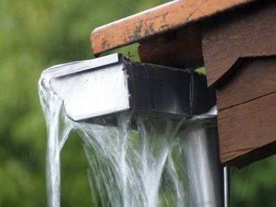 Comment déboucher une gouttière ?